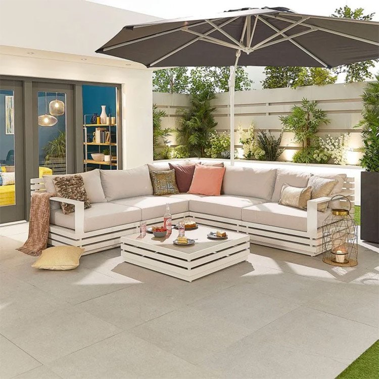 Bộ sofa sân vườn nhôm sơn tĩnh điện màu trắng, nệm kem, bàn trà kính, phong cách hiện đại ngoài trời