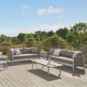 Bộ sofa sân vườn khung nhôm sơn tĩnh điện màu trắng, nệm ghi sáng, bàn trà ngoài trời hiện đại