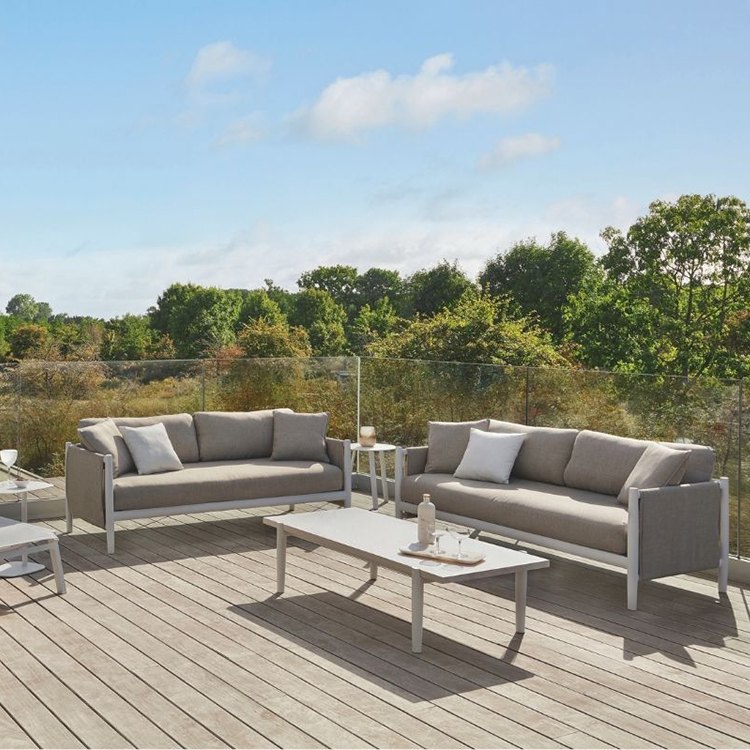 Bộ sofa sân vườn khung nhôm sơn tĩnh điện màu trắng, nệm ghi sáng, bàn trà ngoài trời hiện đại