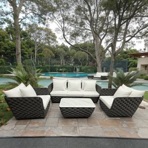 Bộ sofa sân vườn khung nhôm đan dây rope hiện đại, nệm trắng, đặt ngoài trời cạnh hồ bơi sang trọng