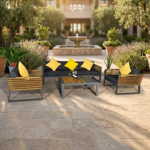 Bộ sofa sân vườn khung nhôm phối gỗ, nệm xám, gối vàng, bối cảnh sân vườn sang trọng
