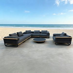 Bộ sofa sân vườn góc L hiện đại đặt ngoài bãi biển, khung nhôm viền gỗ sang trọng