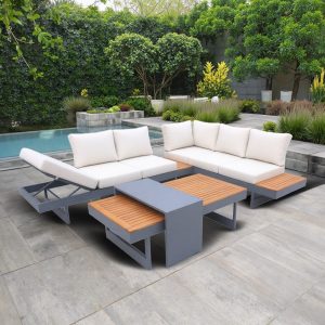 Bộ sofa sân vườn hiện đại khung nhôm, mặt gỗ teak, nệm trắng kem đặt cạnh hồ bơi sang trọng