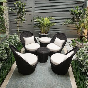 Bộ sofa sân vườn nhựa giả mây 5 món màu đen nệm trắng, thiết kế bo tròn hiện đại, đặt ngoài trời đẹp mắt