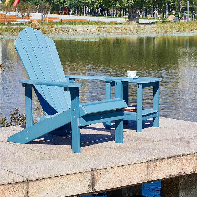 Ghế Adirondack ngoài trời màu xanh dương đặt cạnh hồ, phong cách hiện đại