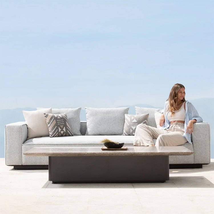Bộ sofa ngoài trời hiện đại màu xám nhạt kèm bàn trà mặt giả gỗ sang trọng
