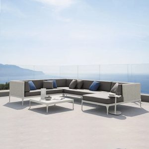 Bộ sofa sân vườn góc L hiện đại, khung nhôm, nệm ghi, đặt ngoài trời view biển sang trọng