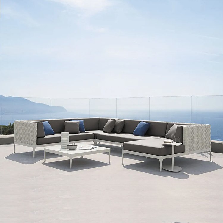 Bộ sofa sân vườn góc L hiện đại, khung nhôm, nệm ghi, đặt ngoài trời view biển sang trọng
