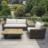 Bộ sofa sân vườn giả mây gồm sofa đôi, ghế đơn và bàn trà mặt gỗ nhựa, phong cách hiện đại ngoài trời