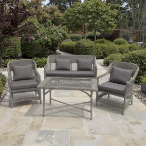 Bộ sofa sân vườn 4 món giả mây màu xám nhạt, gồm sofa đôi, 2 ghế đơn và bàn trà ngoài trời