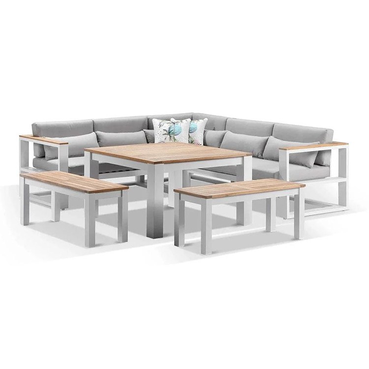 Bộ sofa sân vườn góc L khung trắng, nệm xám, bàn và ghế mặt gỗ, phong cách hiện đại