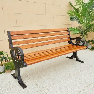 Ghế băng dài ngoài trời nhựa giả gỗ màu nâu vàng, khung sắt đen, phong cách hiện đại.