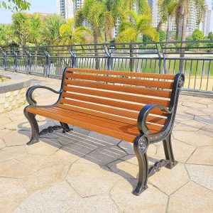 Ghế băng ngoài trời khung gang, thanh gỗ màu nâu vân gỗ, đặt tại công viên cạnh hồ