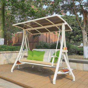 Xích đu sân vườn 3 chỗ khung sắt trắng, mái che lớn, gối xanh lá nổi bật, phù hợp ngoài trời