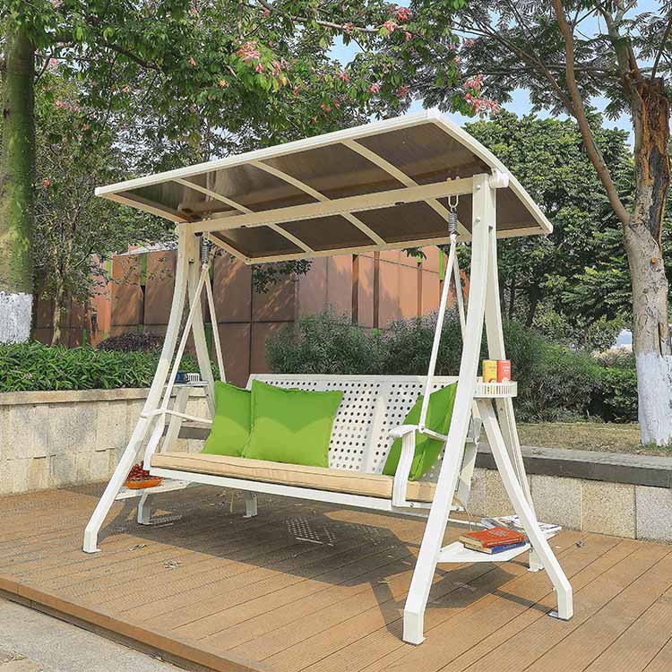 Xích đu sân vườn 3 chỗ khung sắt trắng, mái che lớn, gối xanh lá nổi bật, phù hợp ngoài trời