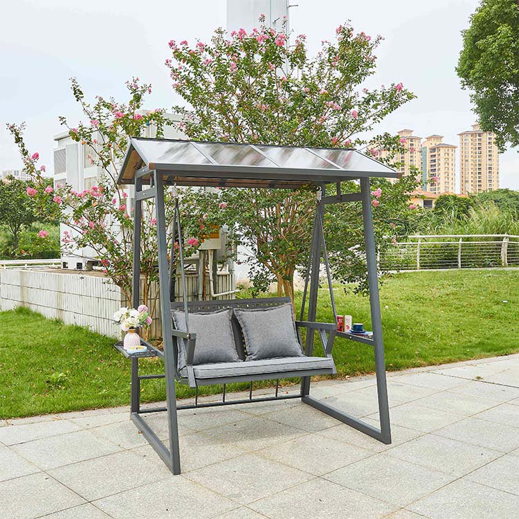 Xích đu sân vườn 2 chỗ khung nhôm, mái che polycarbonate, nệm ghi xám, đặt ngoài trời