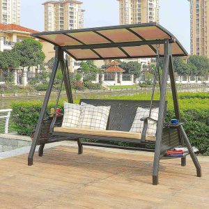 Xích đu sân vườn 3 chỗ khung sắt, mái che, nệm ngồi và gối caro, phù hợp ngoài trời