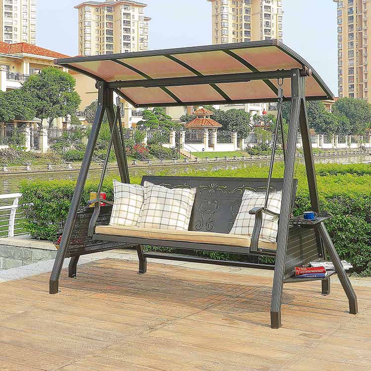 Xích đu sân vườn 3 chỗ khung sắt, mái che, nệm ngồi và gối caro, phù hợp ngoài trời