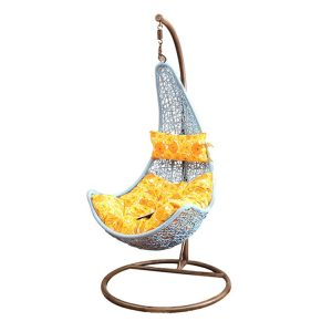 Ghế xích đu đơn ngoài trời khung nâu, dây đan xanh nhạt, nệm hoa vàng nổi bật