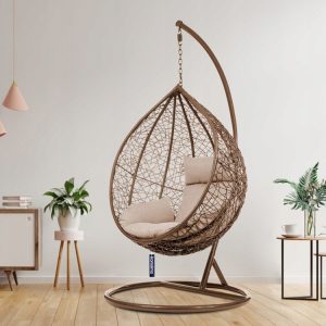 Ghế xích đu tổ chim ngoài trời khung sắt giả mây, nệm kem, đặt trong phòng khách hiện đại