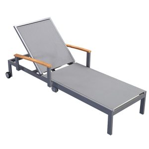Ghế tắm nắng nhôm ngoài trời màu xám ghi, tay vịn gỗ, lưng tựa điều chỉnh
