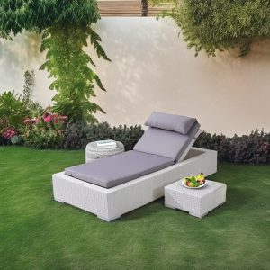 Ghế tắm nắng ngoài trời nhựa giả mây trắng, nệm ghi xám đặt sân vườn