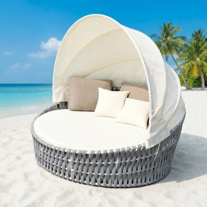 Giường tắm nắng tròn ngoài trời có mái che, đặt trên bãi biển, khung đan dây xám hiện đại