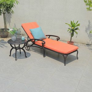 Ghế tắm nắng ngoài trời nhôm đúc nệm cam, bàn phụ tròn, phong cách sang trọng