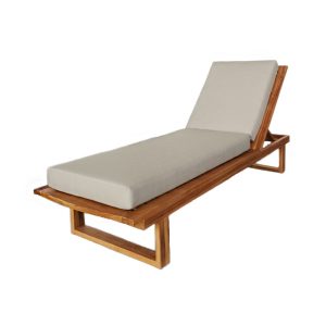 Ghế tắm nắng gỗ teak ngoài trời có nệm màu kem, thiết kế hiện đại