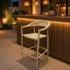 Ghế bar ngoài trời khung nhôm đan dây rope hiện đại đặt cạnh quầy bar, màu kem nhạt