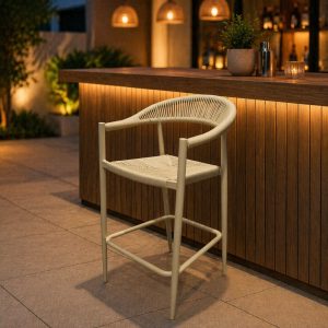 Ghế bar ngoài trời khung nhôm đan dây rope hiện đại đặt cạnh quầy bar, màu kem nhạt