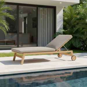 Ghế tắm nắng ngoài trời khung gỗ, nệm màu ghi, đặt cạnh hồ bơi biệt thự hiện đại