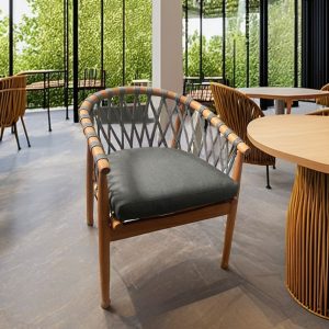 Ghế ăn ngoài trời khung gỗ teak, dây rope đan chéo, nệm xám trong không gian nhà hàng sân vườn