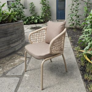 Ghế sân vườn khung nhôm đan dây rope, nệm ngồi và gối tựa màu be, đặt ngoài trời