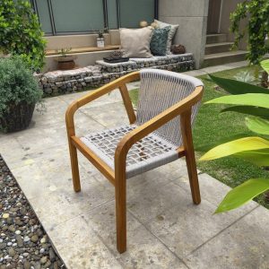 Ghế ngoài trời khung gỗ tự nhiên, dây đan màu ghi xám, phong cách hiện đại