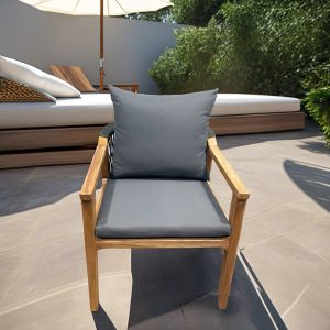 Ghế gỗ teak ngoài trời, nệm và gối tựa màu xám, chụp chính diện