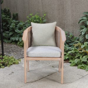 Ghế ăn sân vườn gỗ teak, nệm xám nhạt, đặt ngoài trời