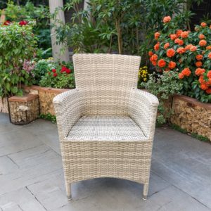 Ghế nhựa giả mây ngoài trời lưng cao, phong cách sang trọng, đặt cạnh hoa