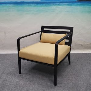 Ghế nhôm ngoài trời hiện đại, nệm vàng kem, chụp trong studio nền biển