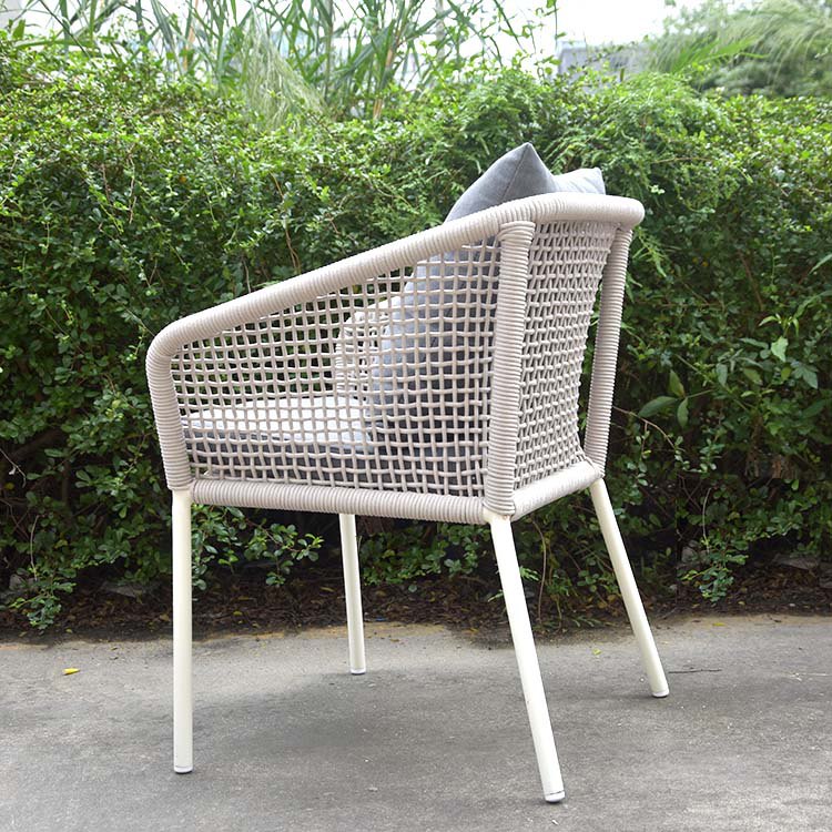 Góc nhìn nghiêng ghế ngoài trời đan dây rope, khung nhôm trắng kem