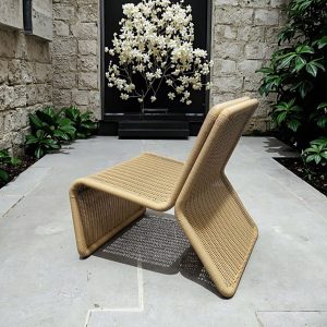 Ghế nhựa giả mây ngoài trời kiểu dáng uốn cong độc đáo, chụp góc nghiêng