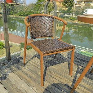 Cận cảnh ghế đơn nhôm giả gỗ đan dây nhựa giả mây ngoài trời