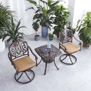 Bộ bàn ghế ngoài trời nhôm đúc nhìn từ trên xuống, nổi bật với nệm ngồi màu kem