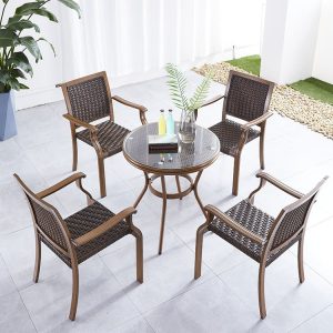 Bộ bàn ghế ngoài trời 5 món với bàn tròn mặt kính, 4 ghế nhôm đan dây nhựa giả mây, phù hợp sân vườn, ban công.