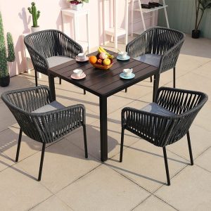 Bộ bàn ghế ngoài trời 4 ghế 1 bàn, dây rope đen, nệm ghi, phù hợp sân vườn ban công