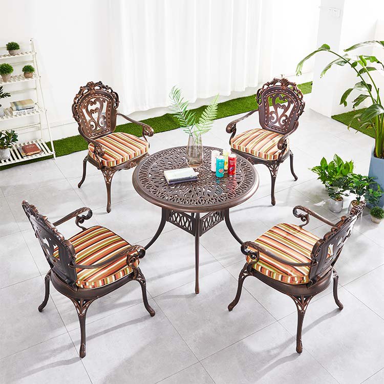 Bộ bàn ghế ngoài trời nhôm đúc mặt tròn hoa văn, 4 ghế nệm sọc, phù hợp sân vườn
