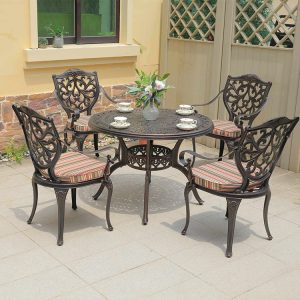 Bộ bàn ghế sân vườn nhôm đúc 4 ghế hoa văn uốn lượn, nệm sọc nhiều màu, bàn tròn