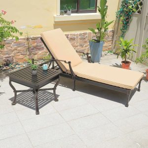 Ghế tắm nắng ngoài trời nhôm sơn tĩnh điện kèm bàn vuông nan, nệm màu be, phong cách hiện đại
