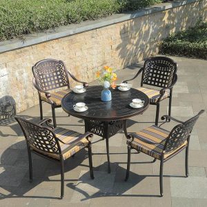 Bộ bàn ghế sân vườn nhôm đúc 4 ghế tựa caro, nệm sọc vàng-xám, bàn tròn hiện đại