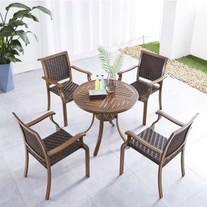 Bộ bàn ghế ngoài trời 5 món, bàn tròn mặt gỗ, ghế nhôm đan nhựa mây, phong cách hiện đại